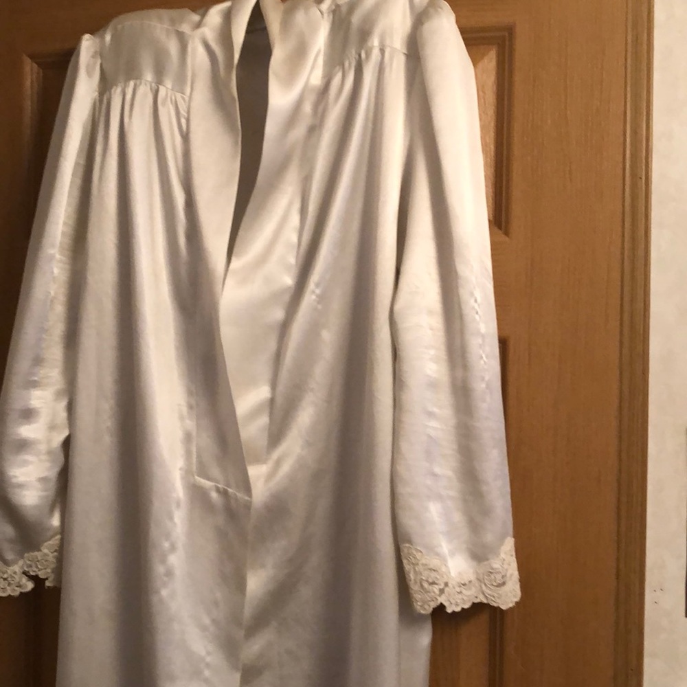 Satin/ polyester robe - Picture 2 of 2